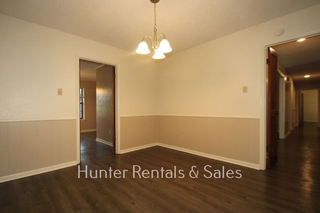 Building Photo - Country Trails Classic!