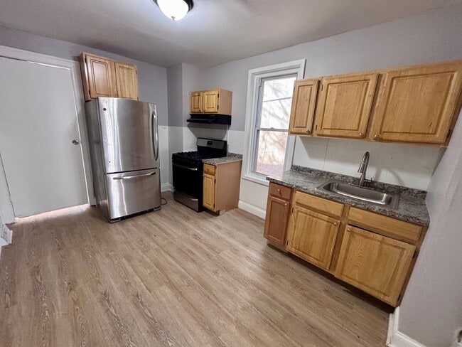 Building Photo - 3 Bedroom Home on Walnut St, Trenton