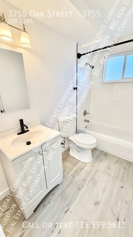 Building Photo - 3755 Oak St