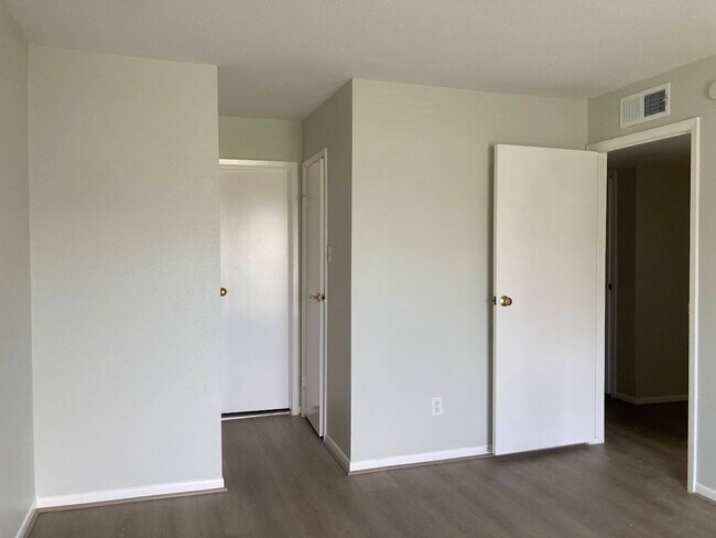Building Photo - 3075 Walnut Bend Ln