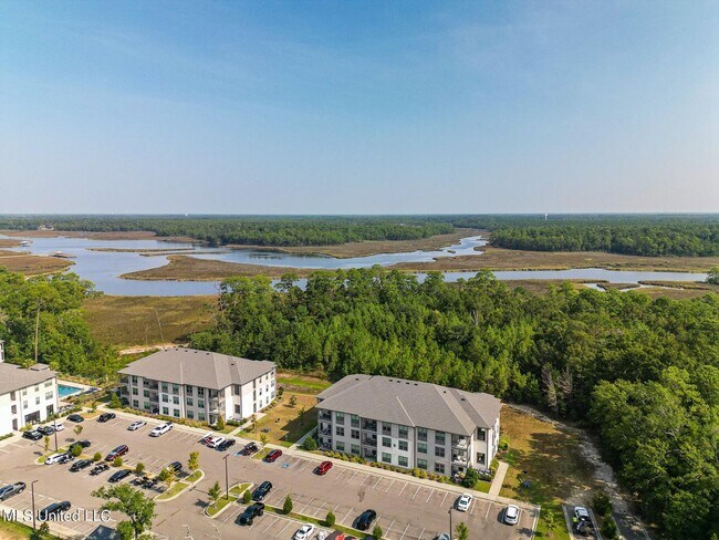 Building Photo - 2 Bed 2 Bath Condo - Open Concept at the I...