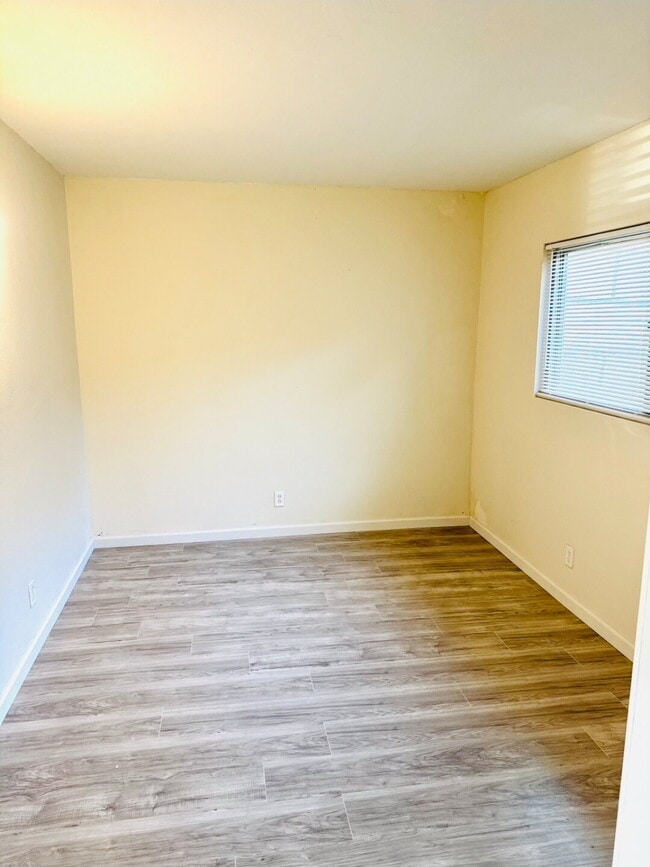 Building Photo - Bahama Palms, recientemente renovado: $1,850, 650 pies cuadrados — ¡Encantador refugio de 1 dormi...