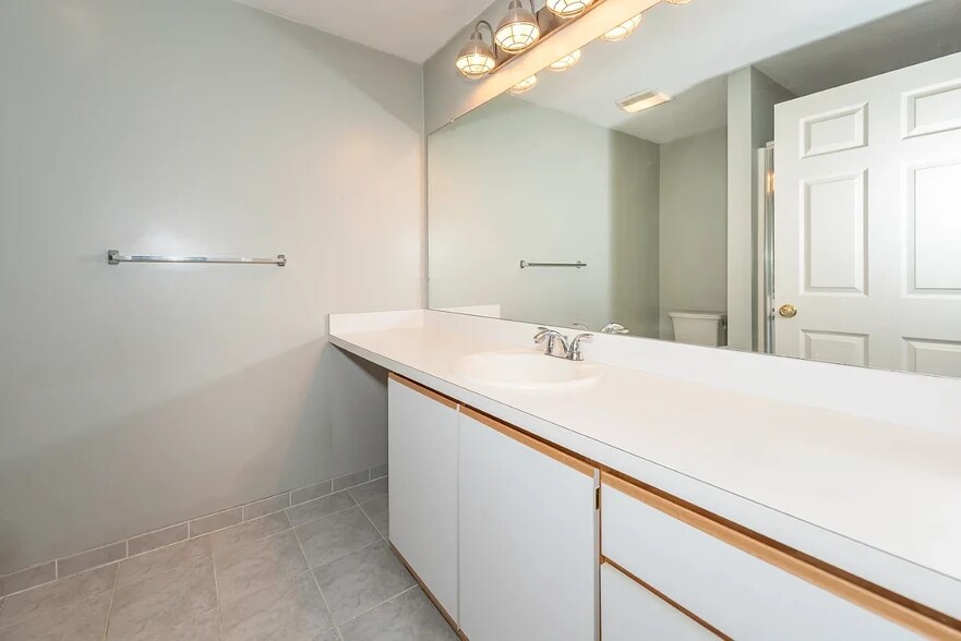 Second Full Bath - 1417 Heatherwood Ln