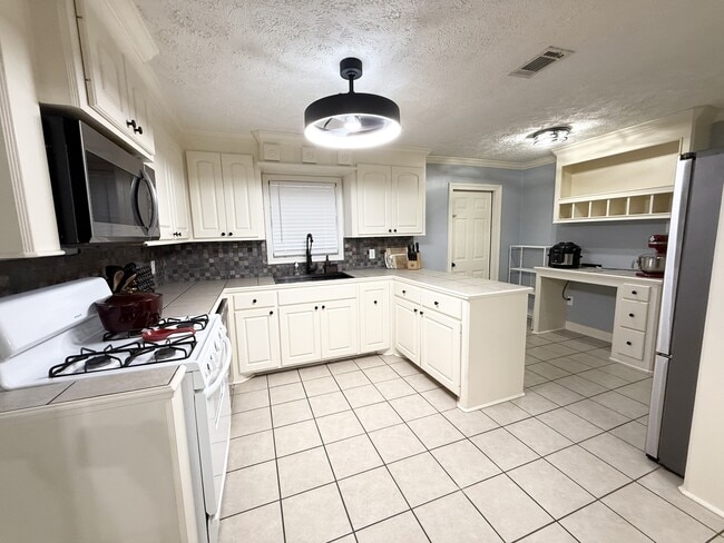 Building Photo - 3251 Crafton St