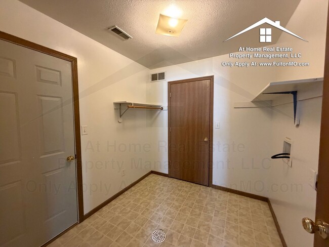 Building Photo - 2705–2707 Porter Place