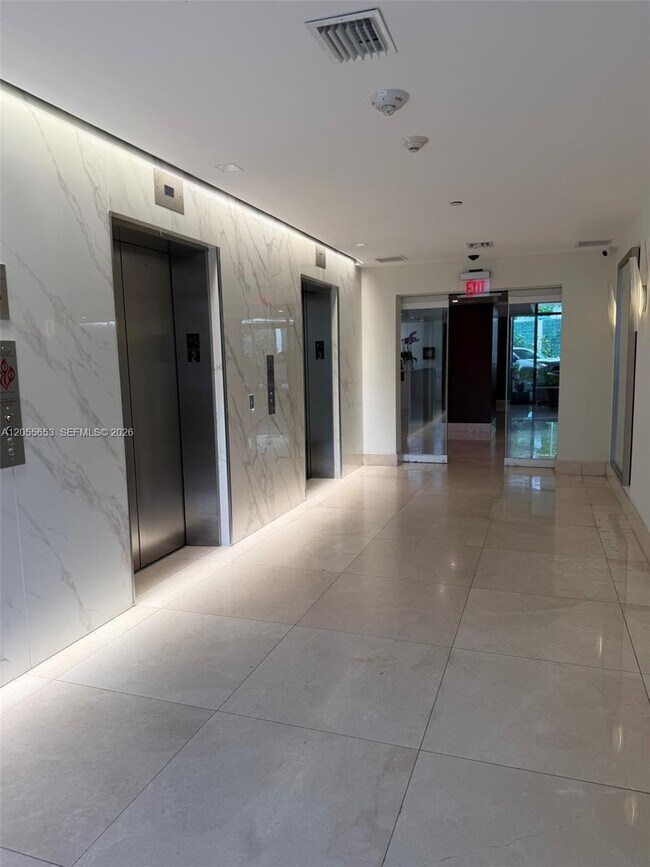 Building Photo - 540 Brickell Key Dr