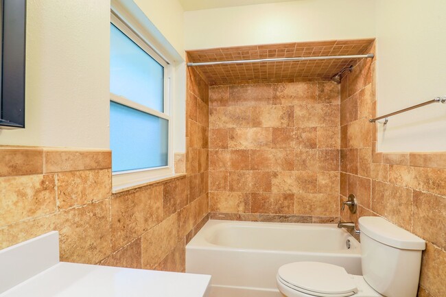 Building Photo - BEAUTIFUL 3 BEDROOMS SINGLE FAMILY HOME LO...