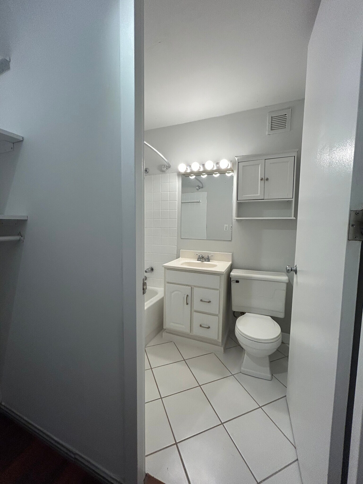 Building Photo - 1350 N Dearborn St