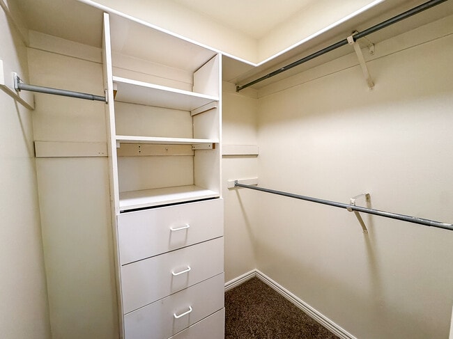 Building Photo - 1611 N Grandview Ln