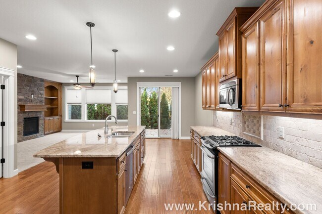 Building Photo - 4 Bedroom 3 Bath Upscale Luxury Fishers Landing Townhome