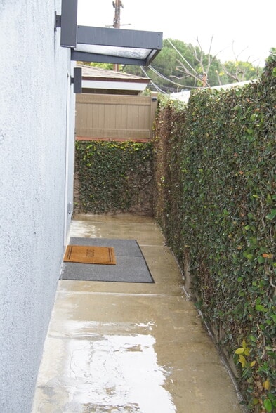 Building Photo - 1850 Lees Ave