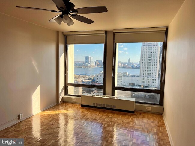 Building Photo - 200 Locust St