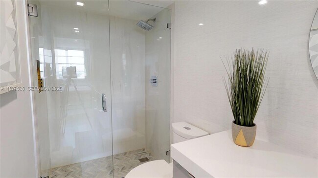 Building Photo - 5601 Collins Ave