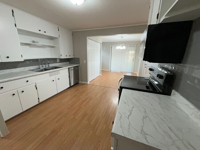 Building Photo - Stunning 2-Bed, 2-Bath Home with Oversized Garage!