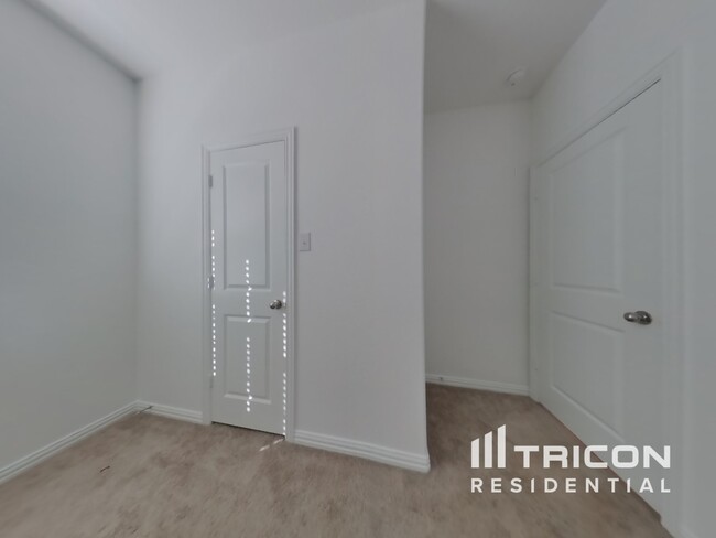 Building Photo - 932 Skytop Dr