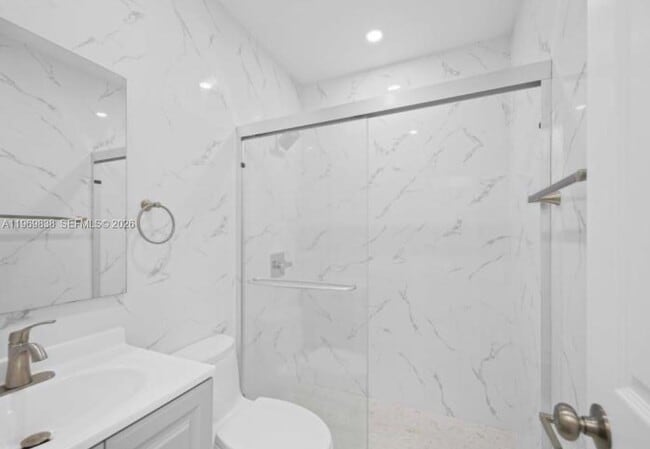 Building Photo - 816 N Golf Dr