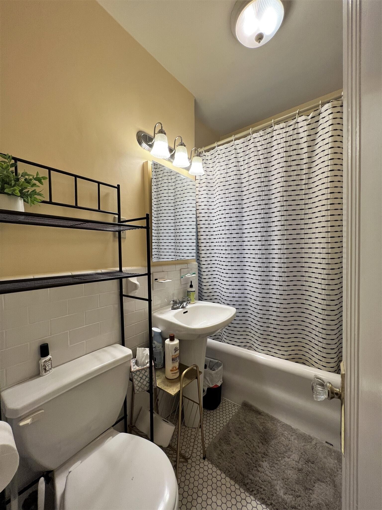 Building Photo - 852 Massachusetts Ave