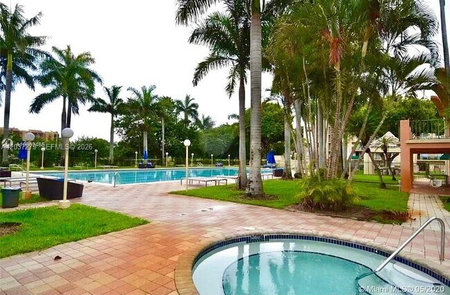 Building Photo - 9360 Fontainebleau Blvd