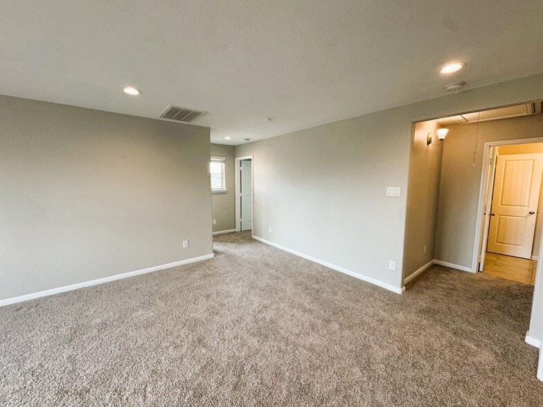 Building Photo - 615 Calm Ct