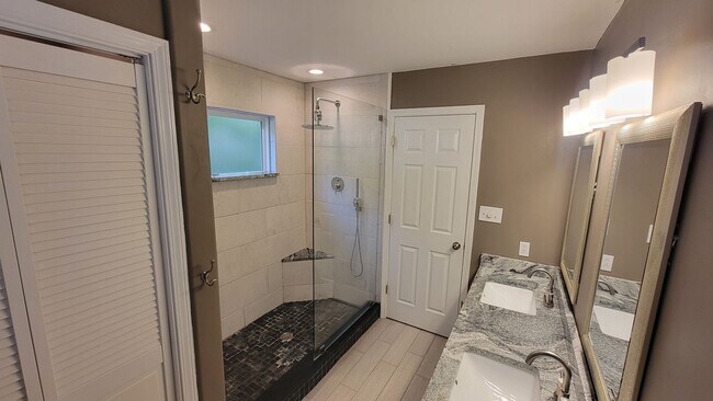 Building Photo - A 3 Bedroom Home Right Off Westport Road