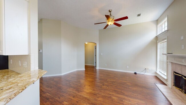 Building Photo - Creampuff in Copperfield!