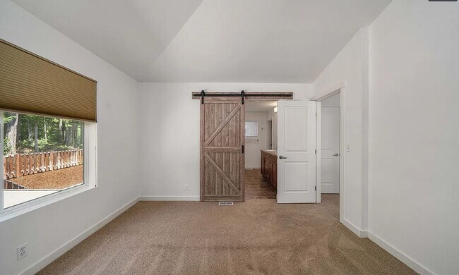 Building Photo - Lakeland Hills Home in Dieringer School Di...
