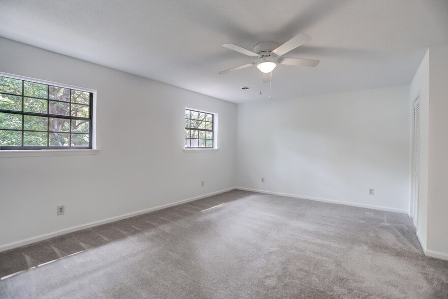 Building Photo - 1618 Poinsettia Rd