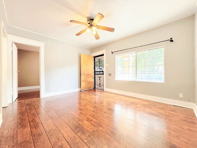 Building Photo - 2511 Ganahl St