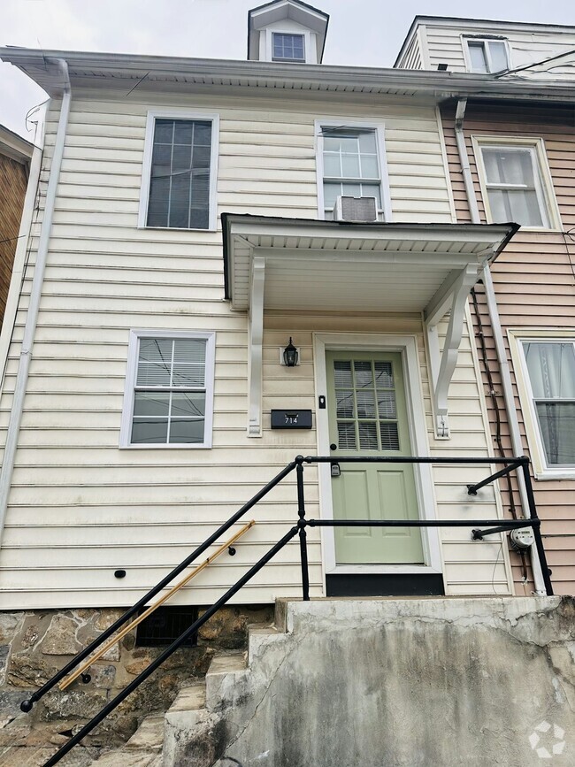 Building Photo - 714 Evans St