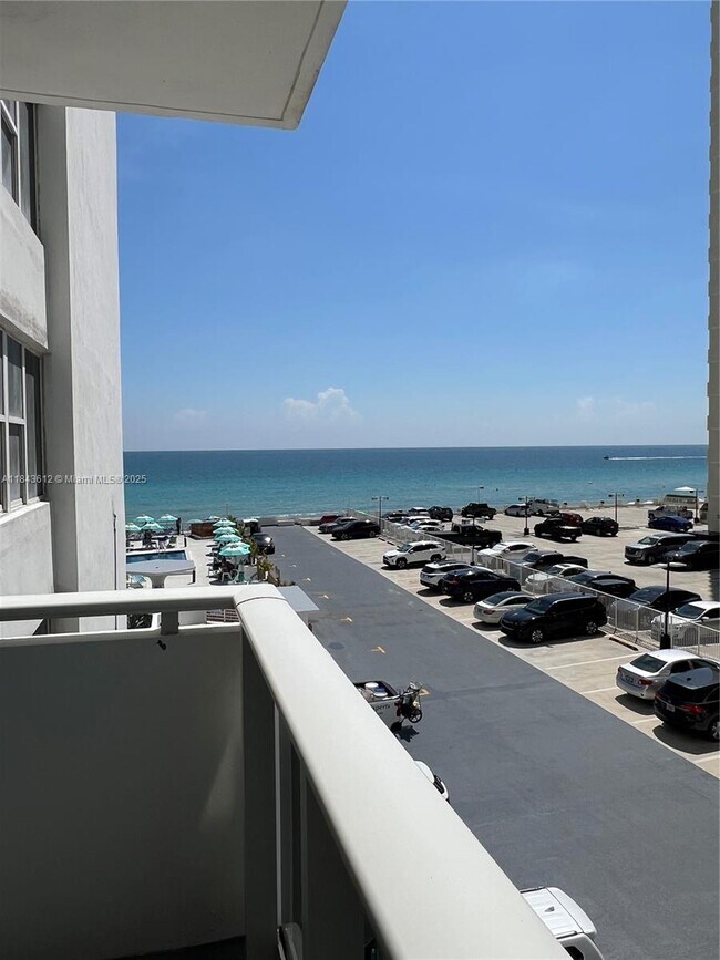 Building Photo - 3140 S Ocean Dr