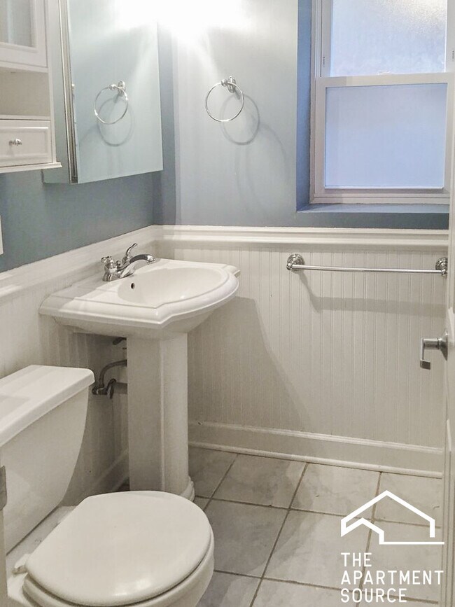 Building Photo - 628 W Roscoe St