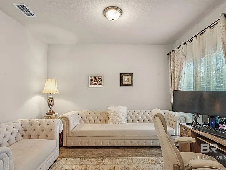 Building Photo - 335 Thornhill Cir