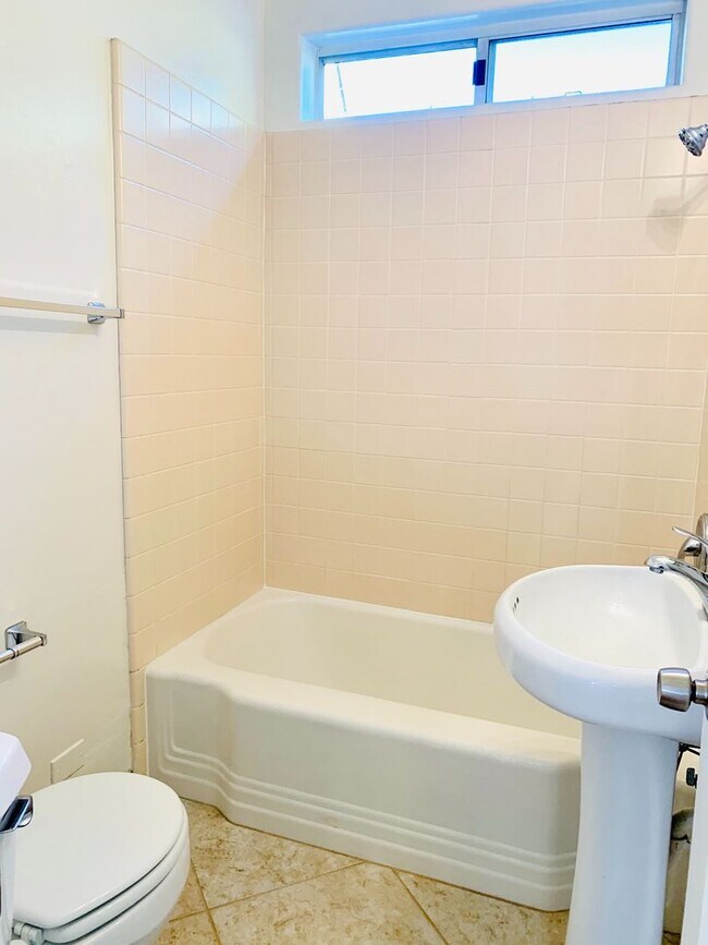Building Photo - BEAUTIFUL 2BD/1BA CONDO IN CROWN POINT! W/ GARAGE & LAUNDRY! $3,595/mo