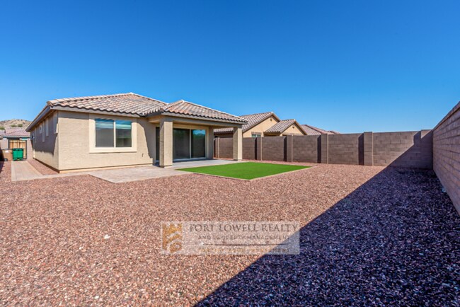 Building Photo - 3 Bedroom, 2 Bath Home Available Now!