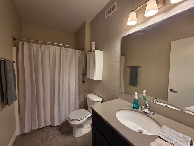 Building Photo - 221 E 5th St