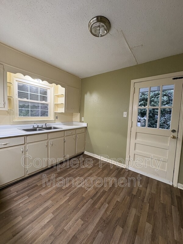 Building Photo - 7801 Vienna Ave