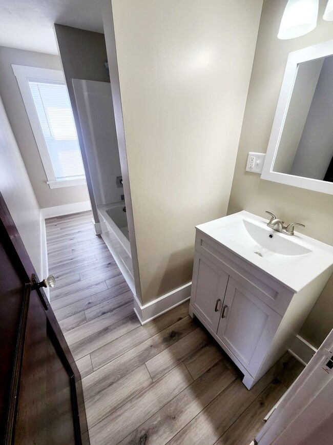 Building Photo - 3 Bed/2 Bath House Located in Suncrest Lawncare included - Available NOW