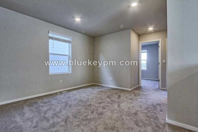 Building Photo - 4 Bed, 2.5 Baths Home in Ridgefield