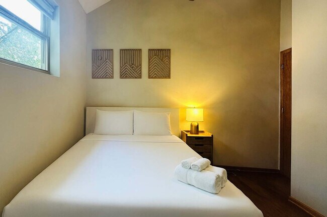 Building Photo - 1418 N Talman Ave