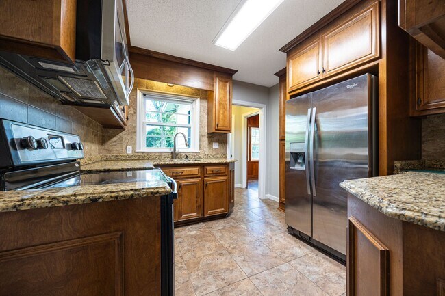Building Photo - Renovated 4 Bedroom, 3 Bath home in Live Oak