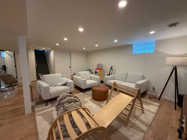 Building Photo - Beautifully Updated 4 Bed 2 Bath St.Paul S...