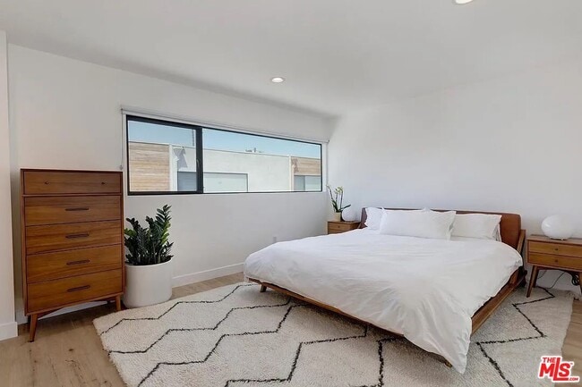 Building Photo - 866 S Wilton Pl