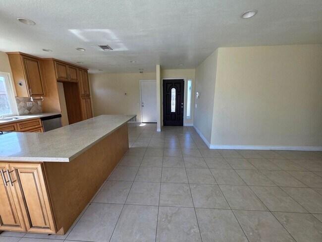 Building Photo - Close to Cal State