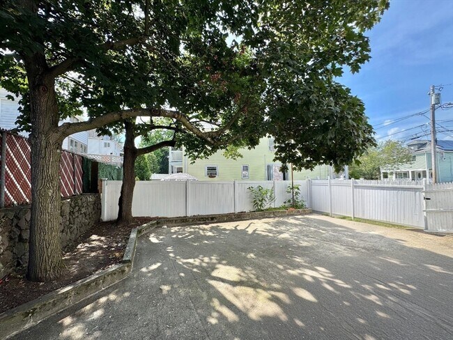 Building Photo - 47 Estes St