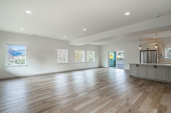 Building Photo - Newer Construction! 3 bed/2.5 bath, double garage, central heat/air, VIEWS!