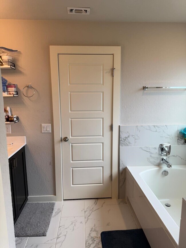 Building Photo - 740 Ft Leonard