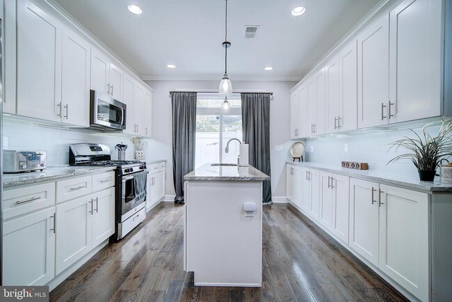 Building Photo - 1513 S Lambert St