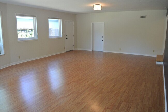 Building Photo - Beautiful Single Story Home With Great Roo...