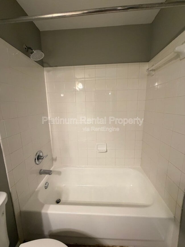 Building Photo - 250 Amal Dr SW