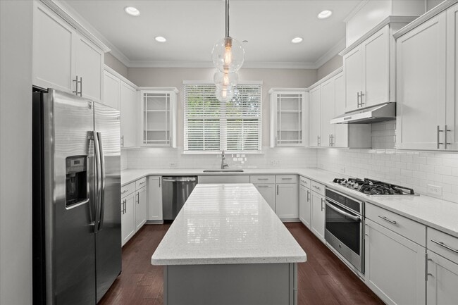 Building Photo - 545 Mirrormont Dr